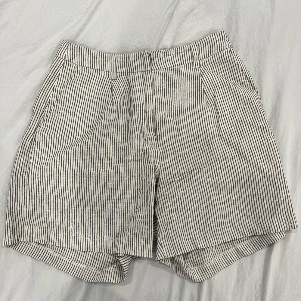 Green and white striped linen shorts. Minor staining on inner leg #linenlove